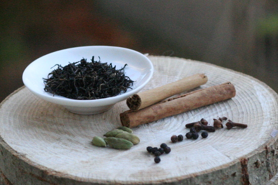 Basiszutaten Chai Tee: Schwarzer Tee,Kardamom, Ceylon Zimt, Nelken,Pfeffer